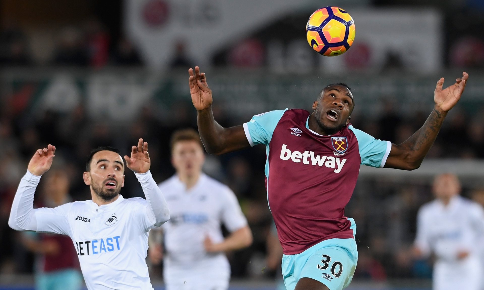 她耐心地为 她耐心地为