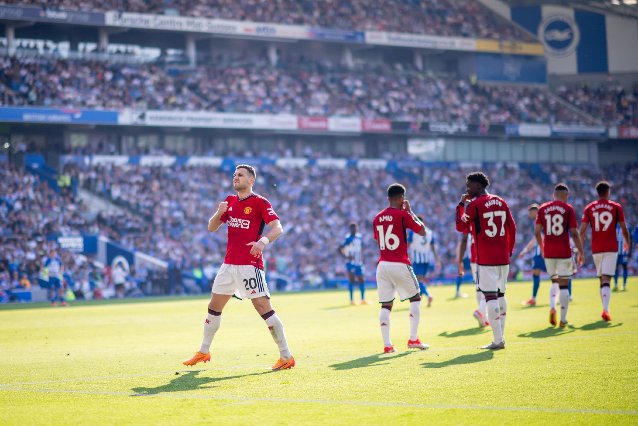 一个年轻且 一个年轻且